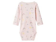 Lyserød  hulmønsteret body medprint af regnbuer, sole, hjerter og blomster fra Name It 13241099 light lilac bagfra